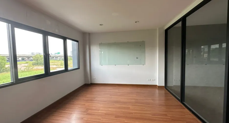 À vendre 3 chambres maison de ville à Pak Kret, Nonthaburi