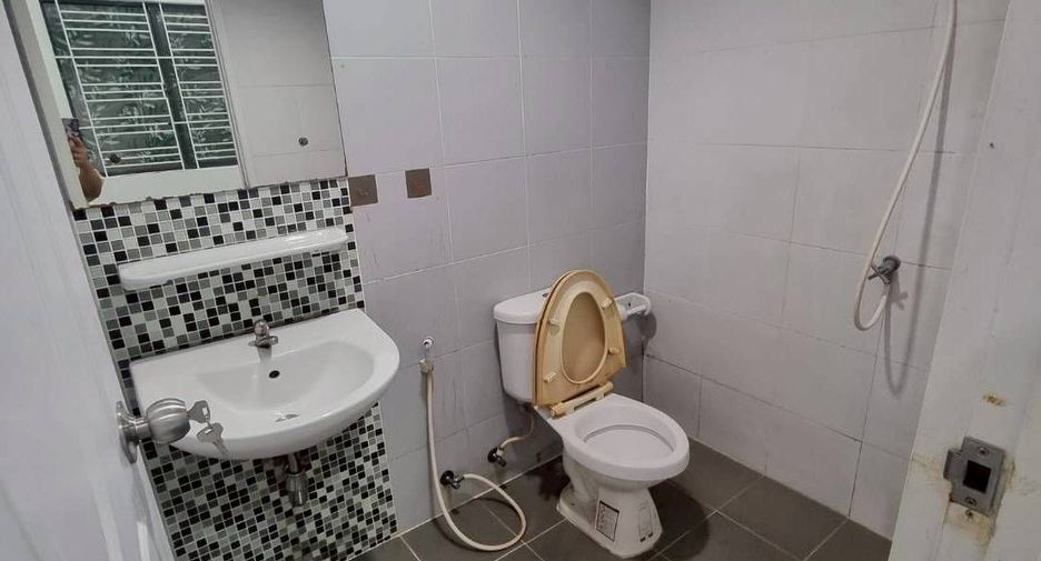 For rent 3 bedrooms townhouse in Sam Phran, Nakhon Pathom