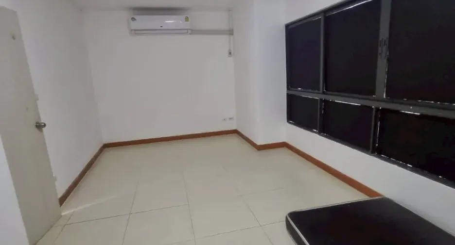 For rent 3 bedrooms townhouse in Sam Phran, Nakhon Pathom