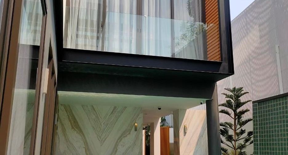 For sale 4 bedrooms house in Lat Phrao, Bangkok