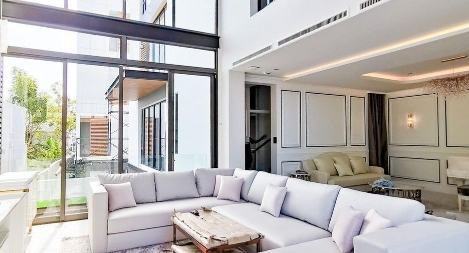 For sale 4 bedrooms house in Lat Phrao, Bangkok