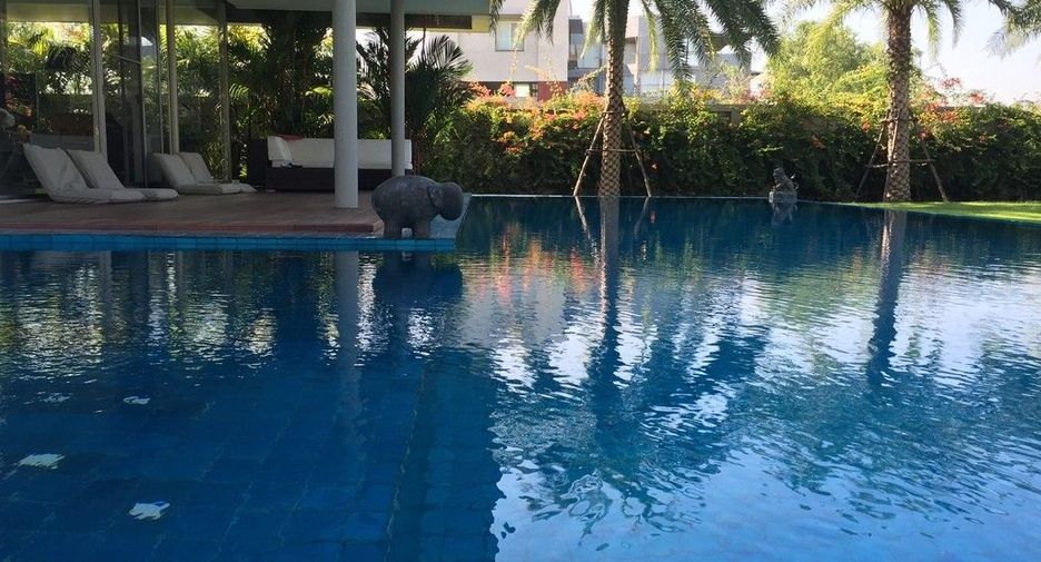 For sale 7 bedrooms villa in Bang Phli, Samut Prakan