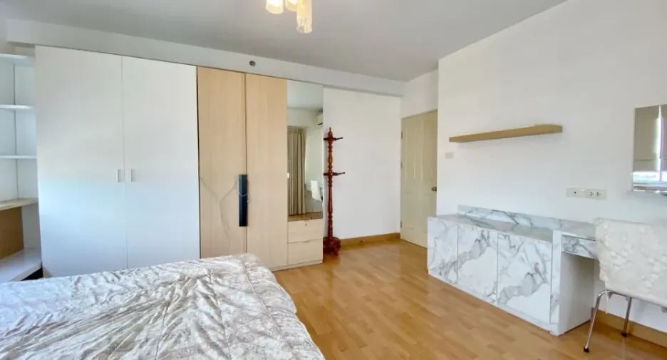 For sale 2 bedrooms condo in Bang Phlat, Bangkok