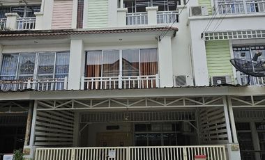 For sale 3 bedrooms townhouse in Mueang Samut Prakan, Samut Prakan