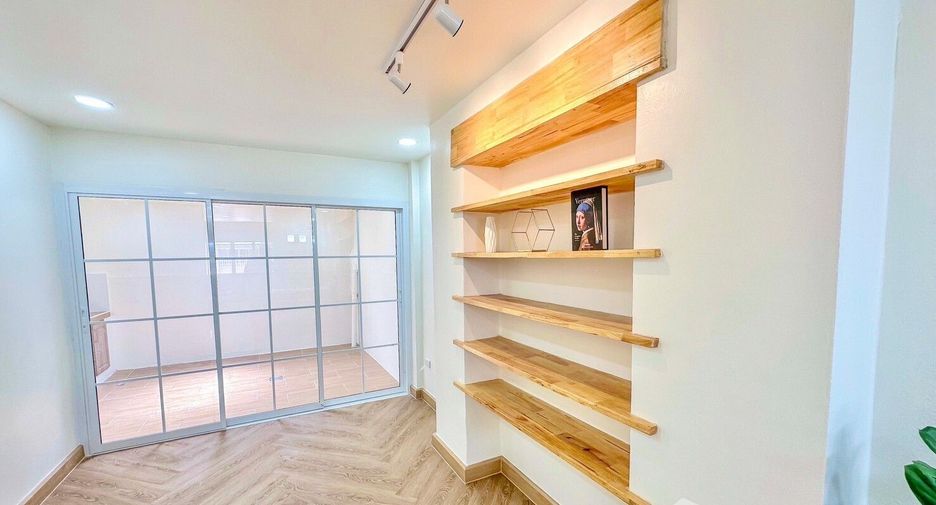 For sale 2 bedrooms townhouse in Nong Khaem, Bangkok