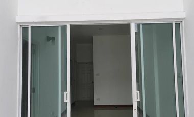 Casa adosada en alquiler de 3 habitaciones en Mueang Samut Sakhon, Samut Sakhon