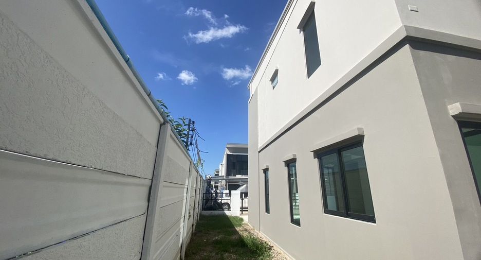 For sale 3 bedrooms townhouse in Lat Krabang, Bangkok