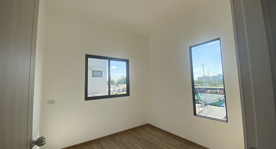 For sale 3 bedrooms townhouse in Lat Krabang, Bangkok