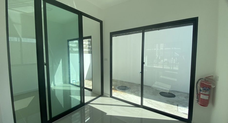 For sale 3 bedrooms townhouse in Lat Krabang, Bangkok