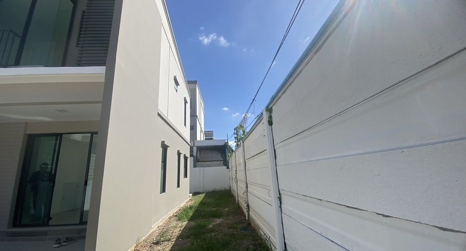 For sale 3 bedrooms townhouse in Lat Krabang, Bangkok