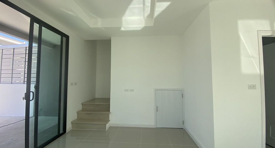 For sale 3 bedrooms townhouse in Lat Krabang, Bangkok