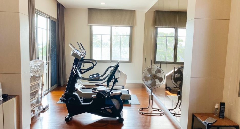 For sale 4 bedrooms villa in Taling Chan, Bangkok