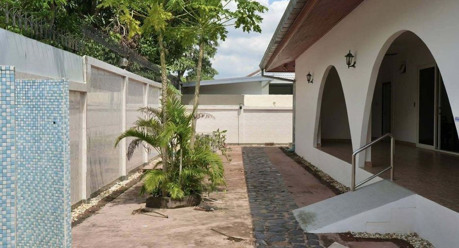 À louer 4 chambres maison à Bang Lamung, Chonburi