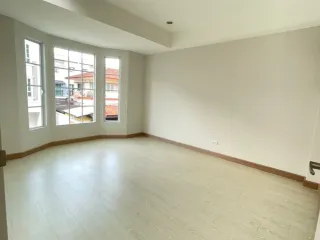 Casa adosada en venta de 3 habitaciones en Bang Kapi, Bangkok