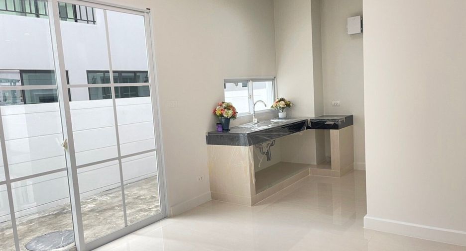 For sale 3 bedrooms townhouse in Bang Kapi, Bangkok