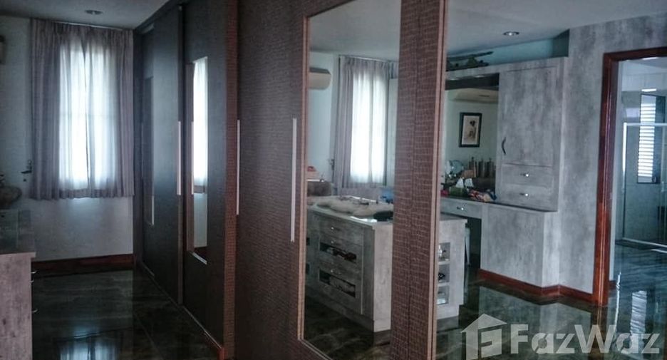 À vendre 3 chambres maison de ville à Phasi Charoen, Bangkok