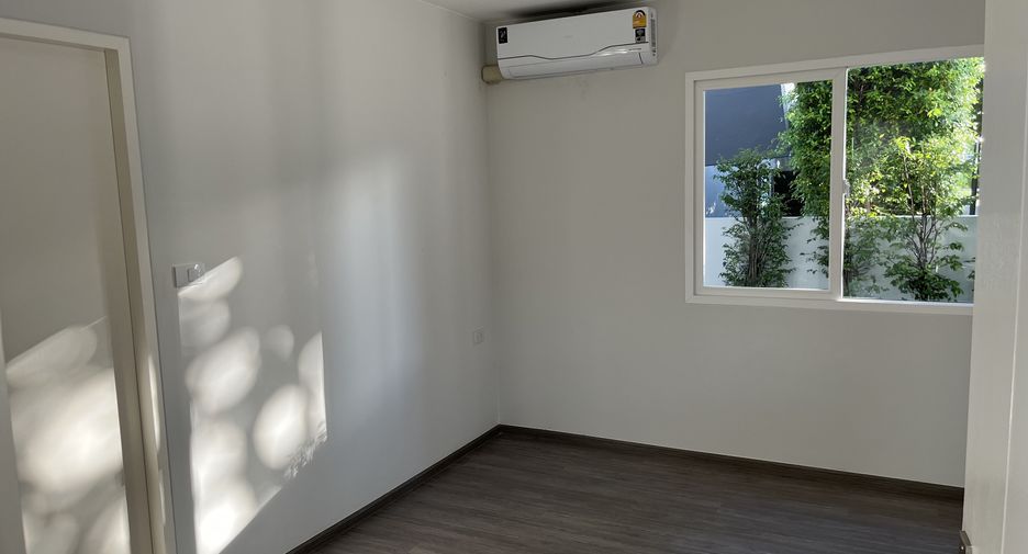 For sale 5 bedrooms house in Khlong Sam Wa, Bangkok