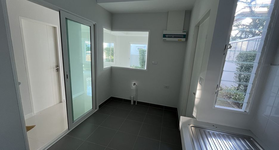 For sale 5 bedrooms house in Khlong Sam Wa, Bangkok