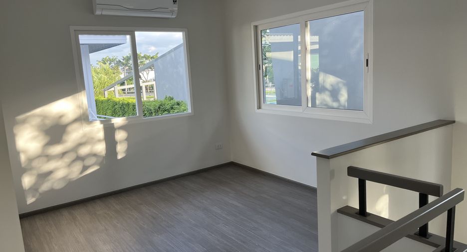 For sale 5 bedrooms house in Khlong Sam Wa, Bangkok