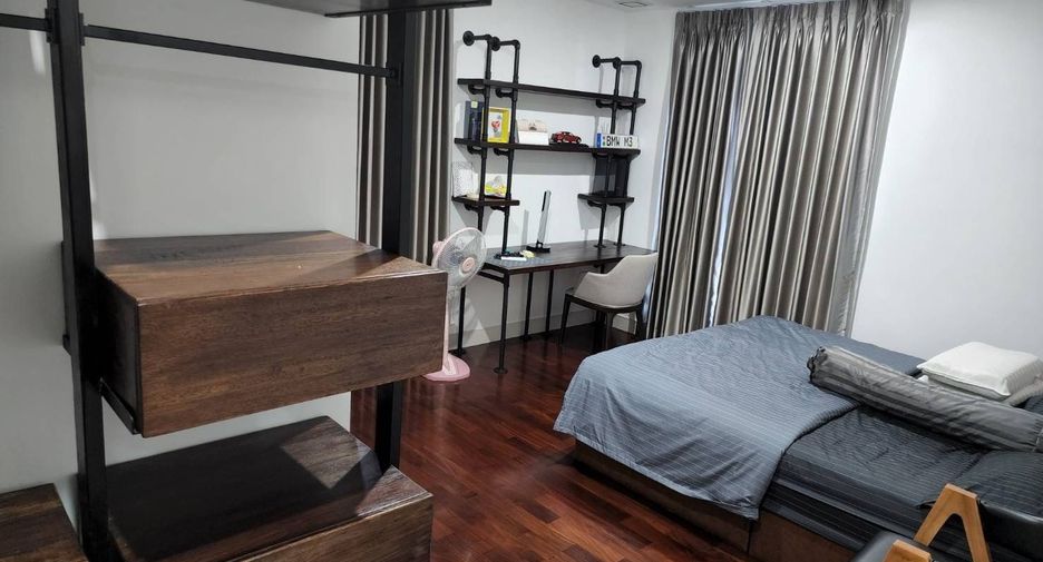 For sale 4 bedrooms house in Taling Chan, Bangkok