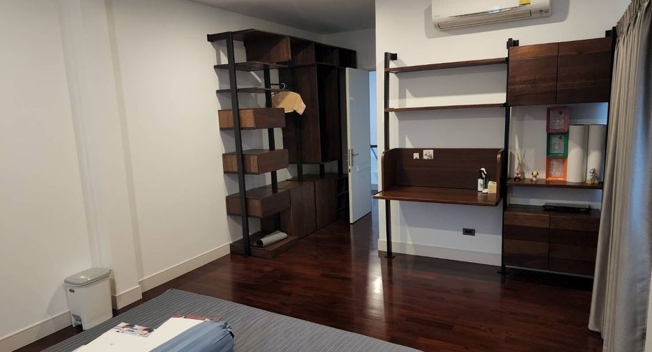 For sale 4 bedrooms house in Taling Chan, Bangkok