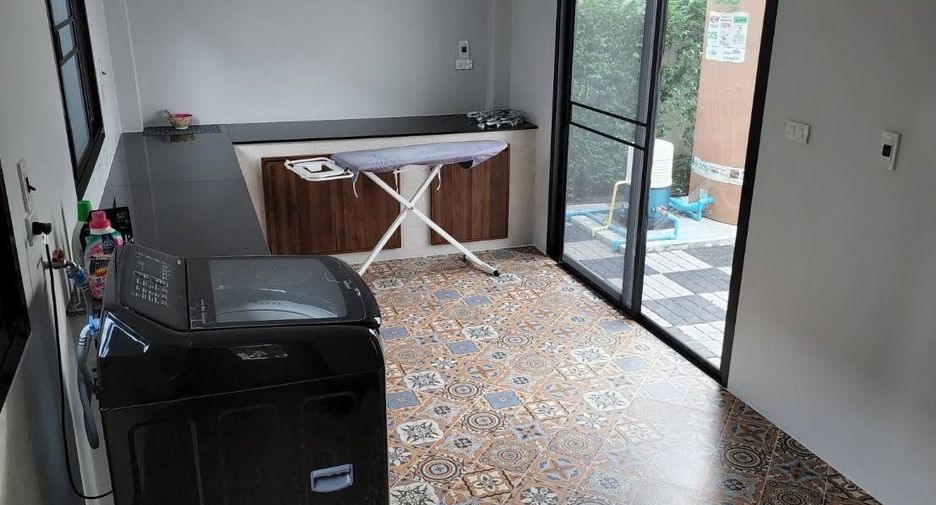 For sale 4 bedrooms house in Taling Chan, Bangkok