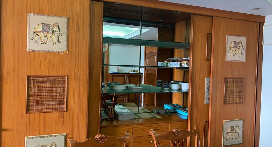 For sale 3 bedrooms condo in Watthana, Bangkok