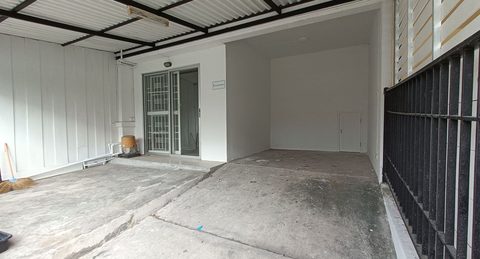For sale 3 bedrooms townhouse in Lat Krabang, Bangkok