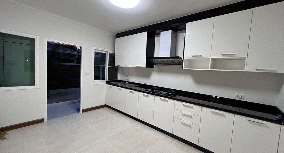 For sale 4 bedrooms house in Thawi Watthana, Bangkok