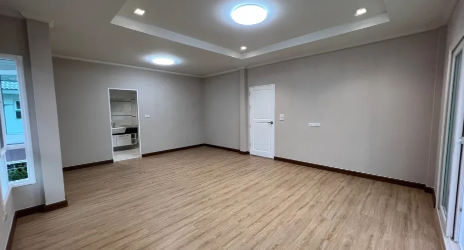 For sale 4 bedrooms house in Thawi Watthana, Bangkok