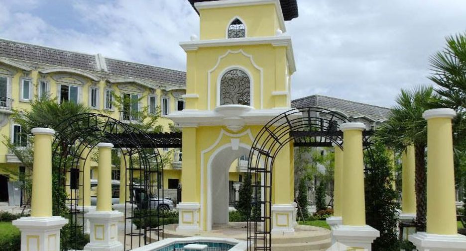 For sale 3 bedrooms townhouse in Bang Khun Thian, Bangkok