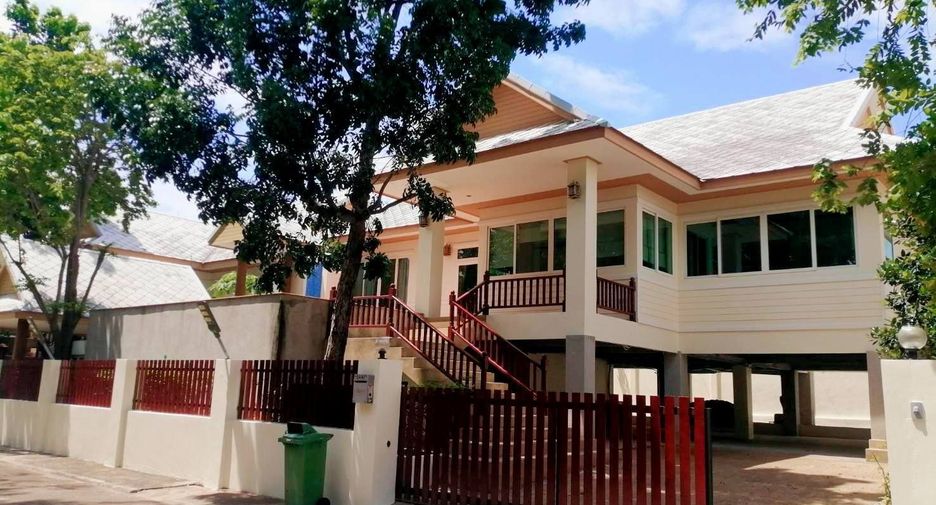 Casa en alquiler de 3 habitaciones en Bang Lamung, Chonburi
