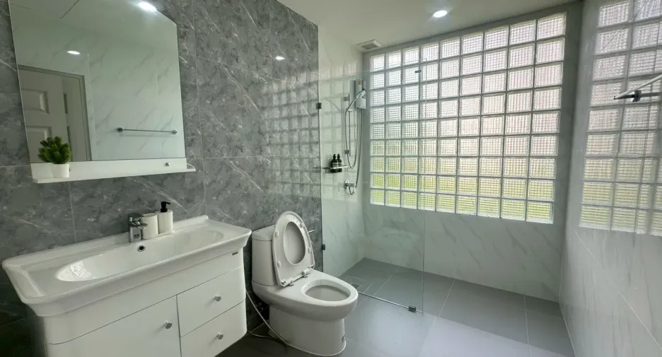 For rent 3 bedrooms condo in Ban Chang, Rayong