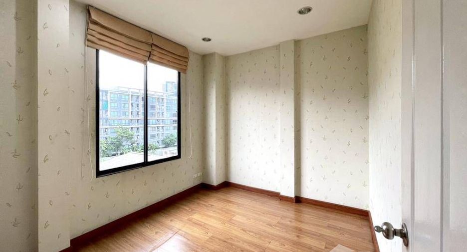 À vendre 3 chambres maison de ville à Bang Na, Bangkok