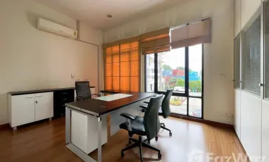 À vendre 3 chambres maison de ville à Bang Na, Bangkok