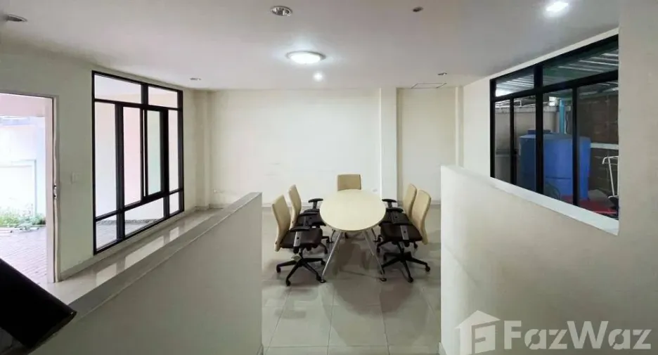 À vendre 3 chambres maison de ville à Bang Na, Bangkok