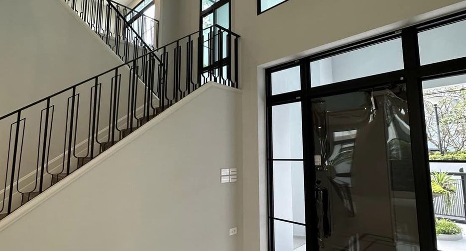 For sale and for rent 5 bedrooms house in Saphan Sung, Bangkok