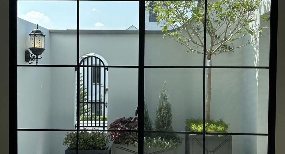 For sale and for rent 5 bedrooms house in Saphan Sung, Bangkok