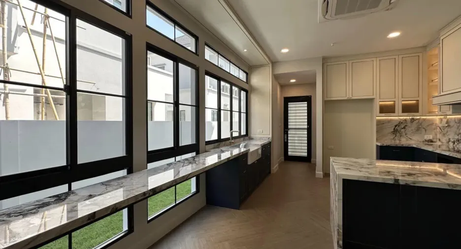 For sale and for rent 5 bedrooms house in Saphan Sung, Bangkok