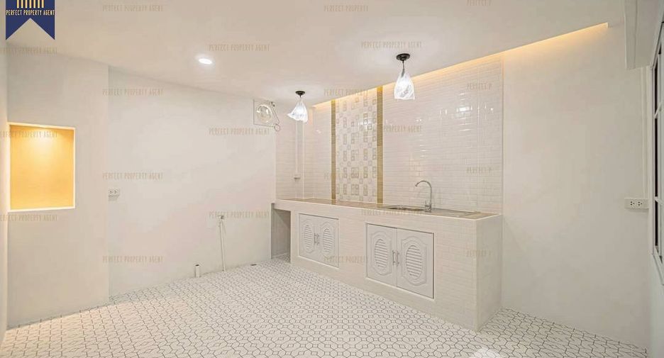 For sale 5 bedrooms townhouse in Bang Bua Thong, Nonthaburi