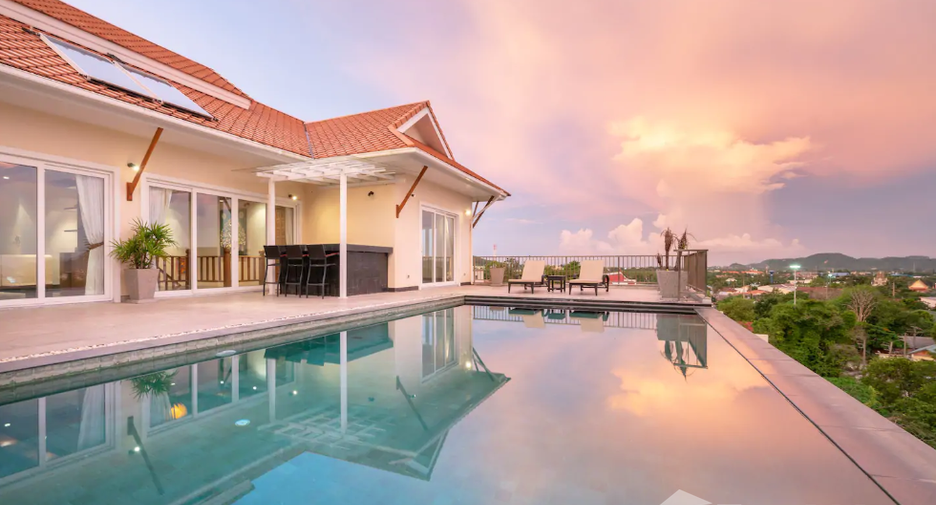 For rent 5 bedrooms villa in Mueang Phuket, Phuket