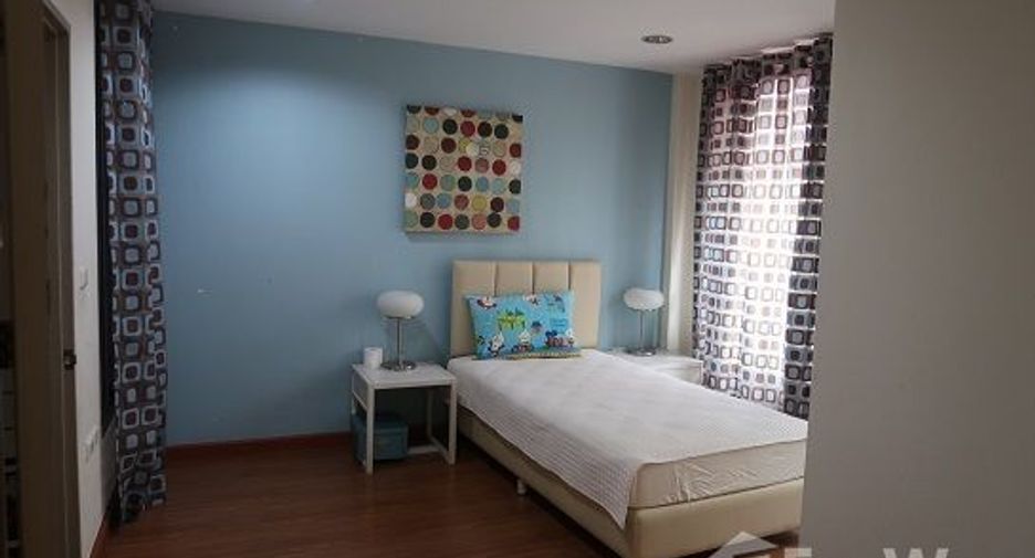 For sale 3 bedrooms townhouse in Mueang Samut Prakan, Samut Prakan