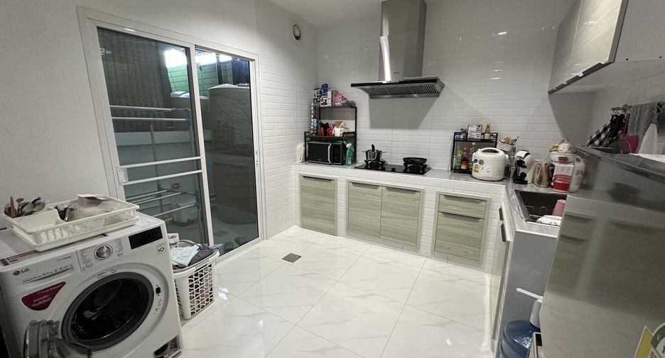 For sale 3 bedrooms townhouse in Wang Thonglang, Bangkok