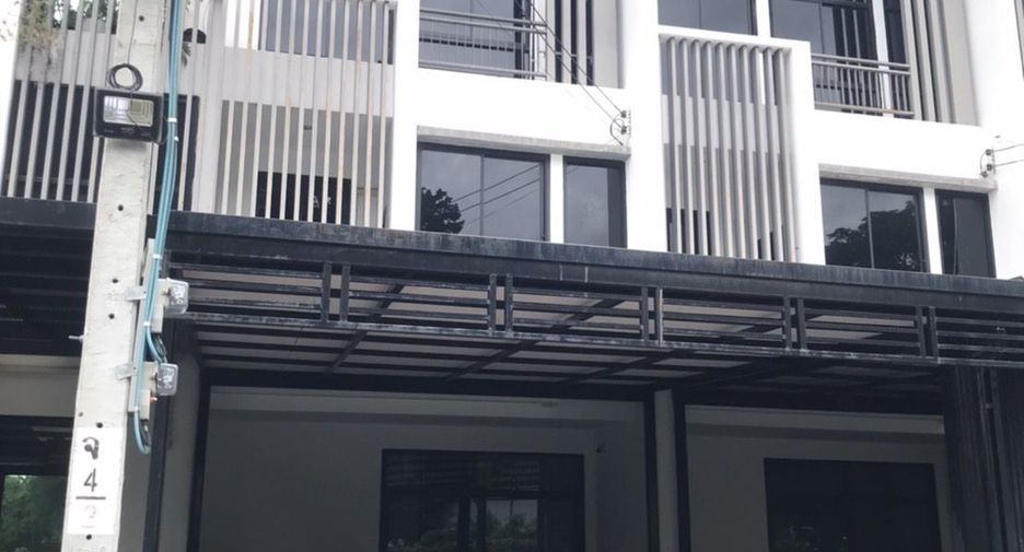 For sale 3 bedrooms townhouse in Wang Thonglang, Bangkok