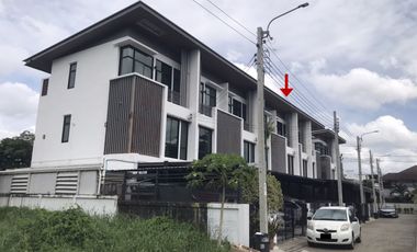 For sale 3 bedrooms townhouse in Wang Thonglang, Bangkok