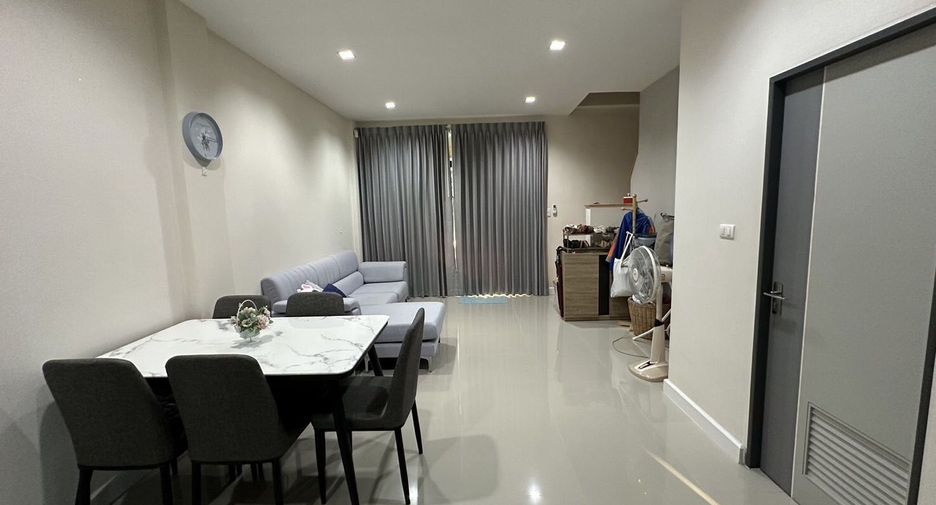 For sale 3 bedrooms townhouse in Wang Thonglang, Bangkok