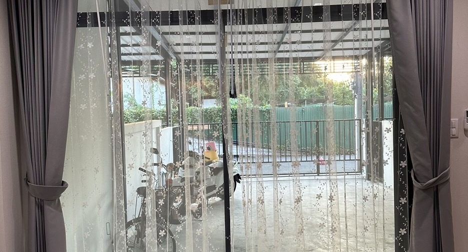 For sale 3 bedrooms townhouse in Wang Thonglang, Bangkok