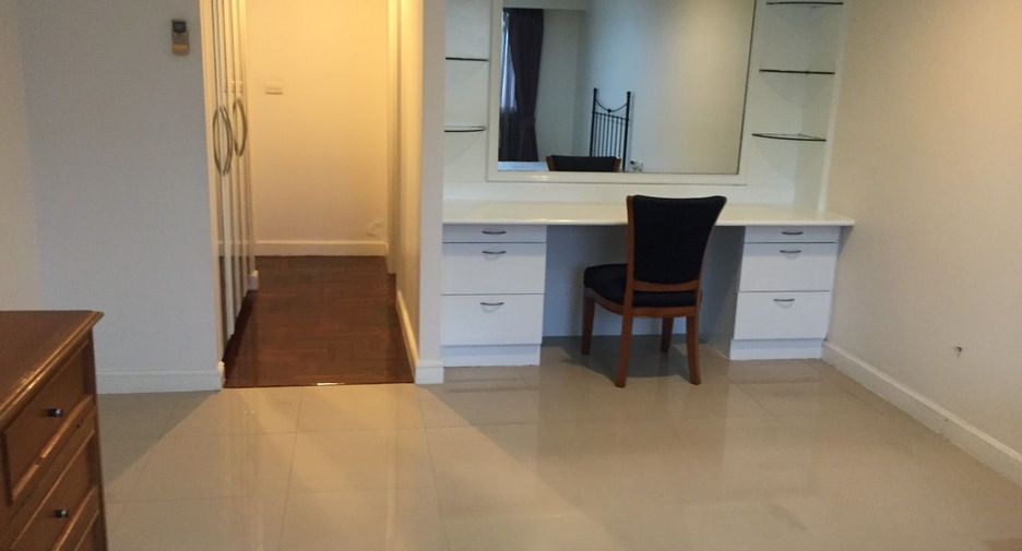 For sale and for rent 4 bedrooms condo in Watthana, Bangkok