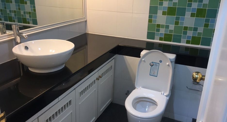 For sale and for rent 4 bedrooms condo in Watthana, Bangkok