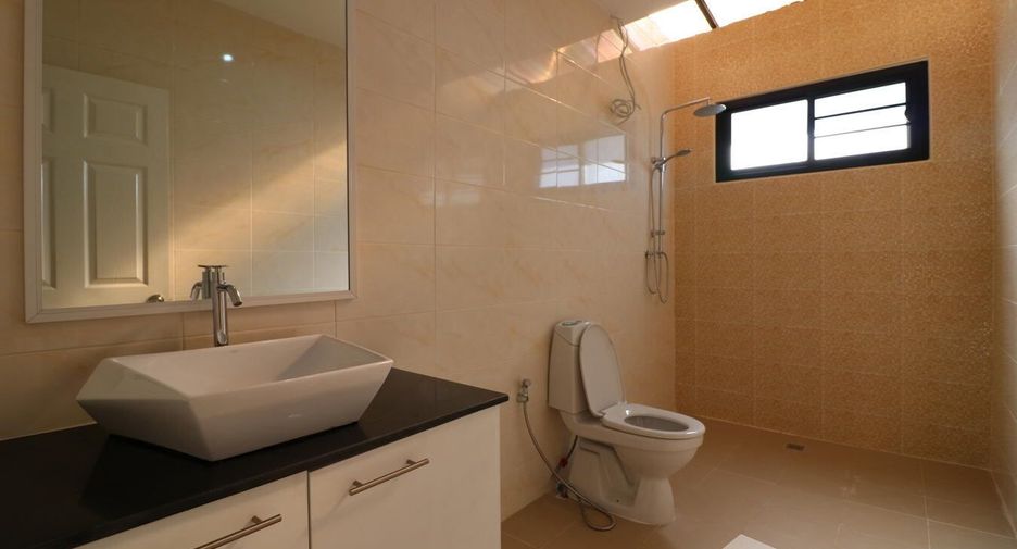 For sale 4 bedrooms house in Mueang Udon Thani, Udon Thani